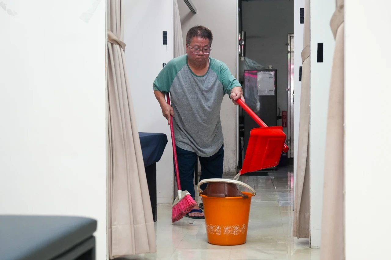 黃國昌岳父預售建案又出事　鄰房湧現瀑布、屋發霉！住戶身心受損