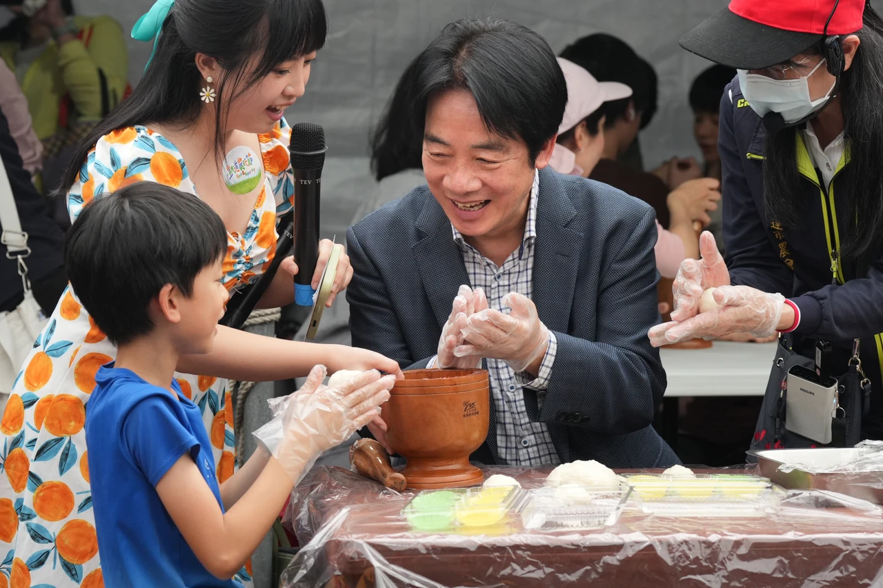凱道農玩節high翻！　賴清德、陳駿季奮力搗麻糬挺小農