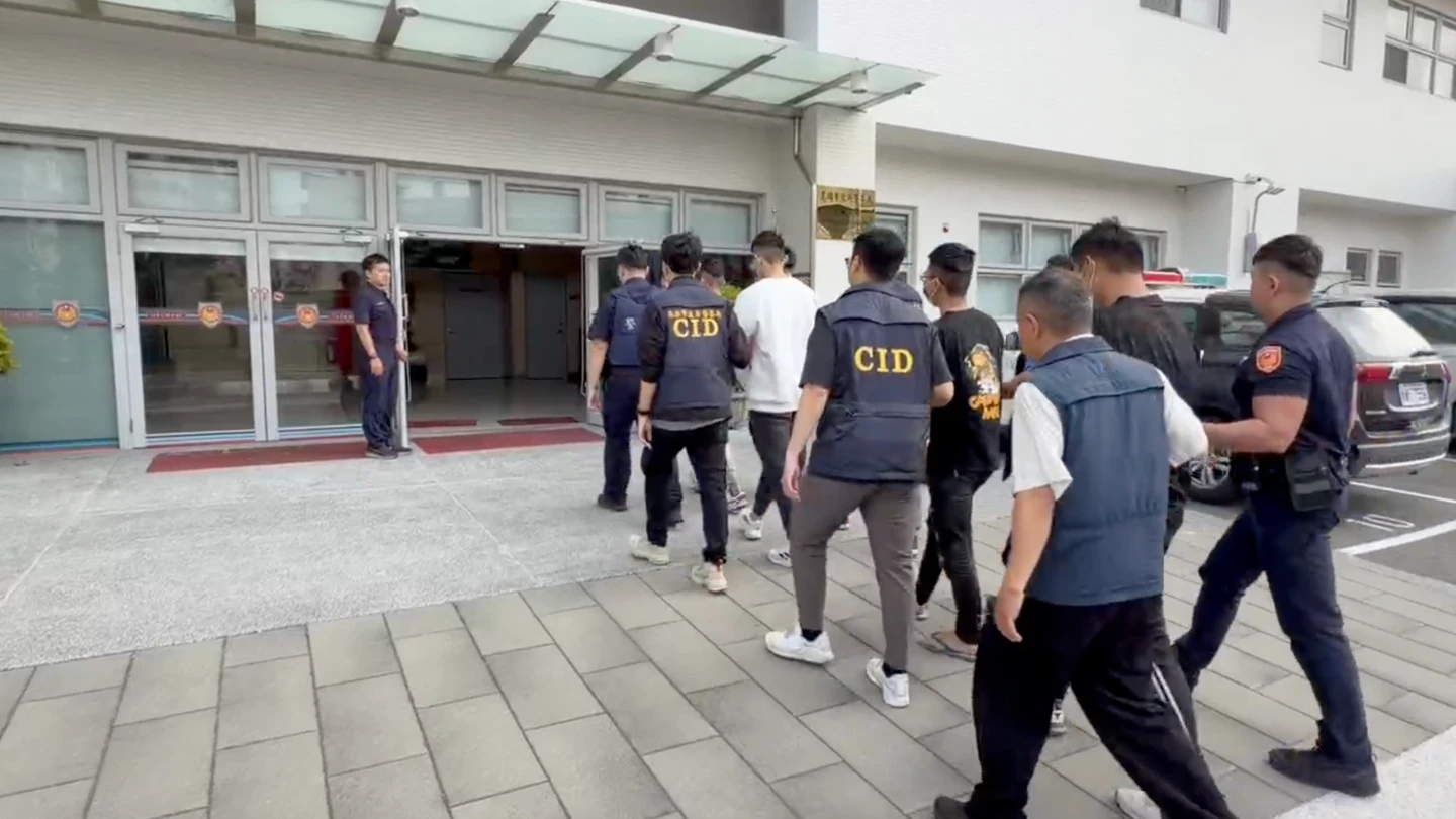 不滿被追債5萬元！高雄惡煞開車撞門闖宅狂砸Alphard、痛毆屋主　6人全落網