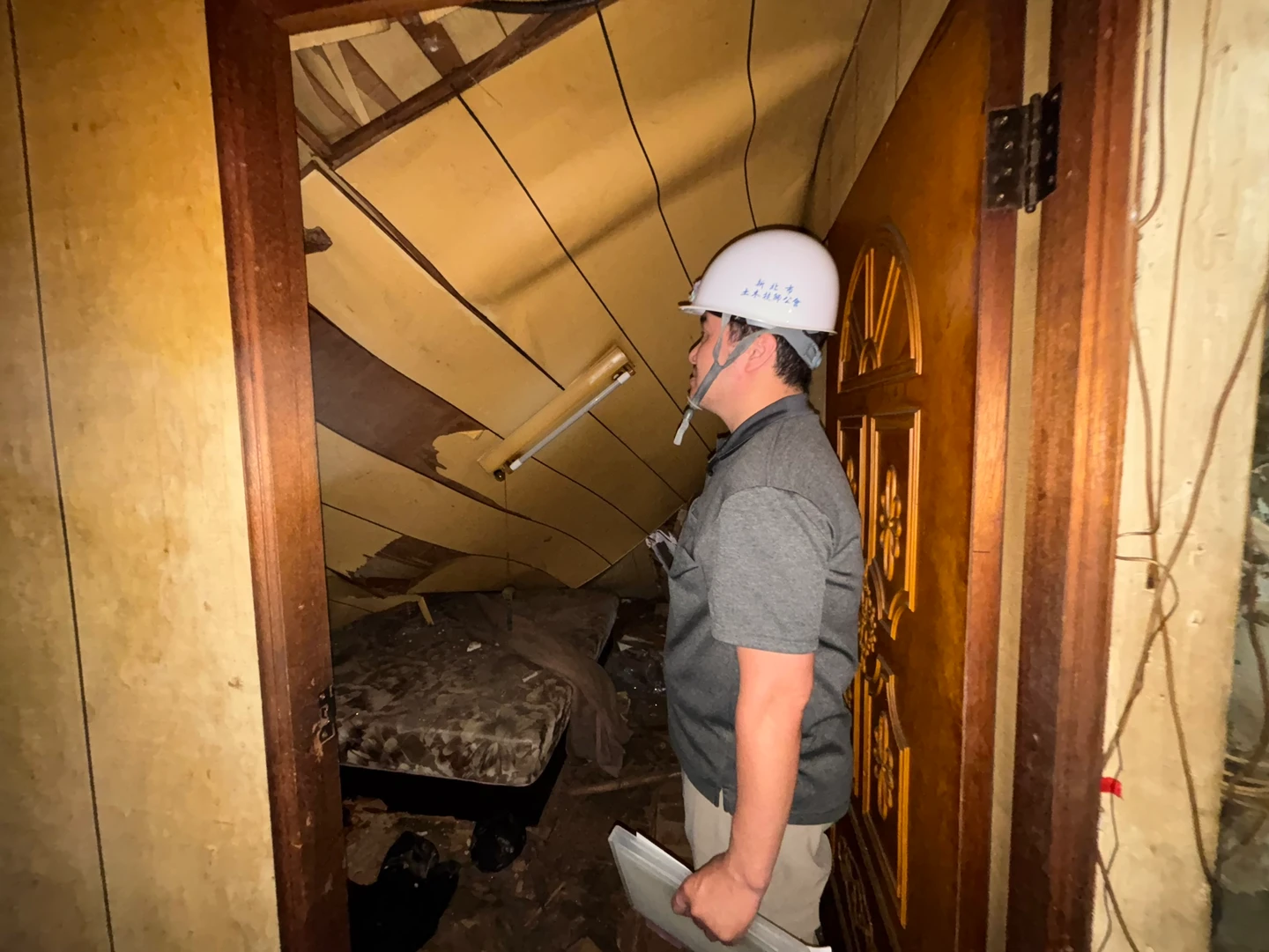 天花板、橫樑突坍塌！土城男遭重壓　工務局勘查揭原因