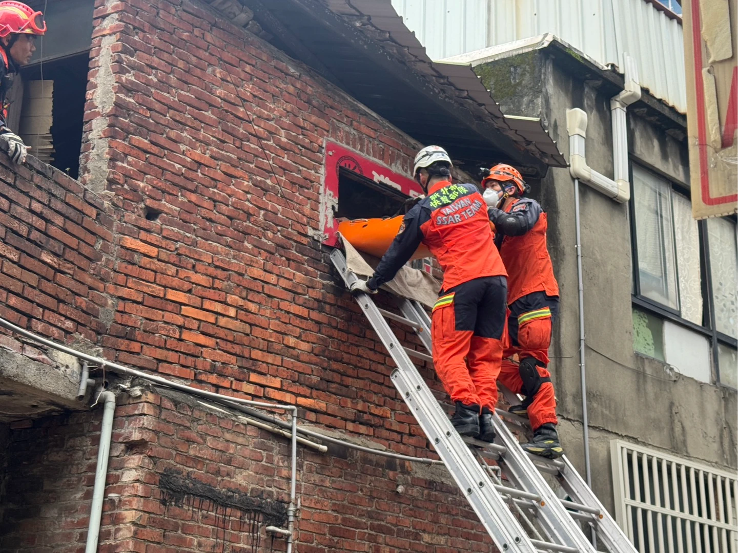 屋頂瓦片橫樑突坍落！土城男遭重壓　消防員架梯驚險救援