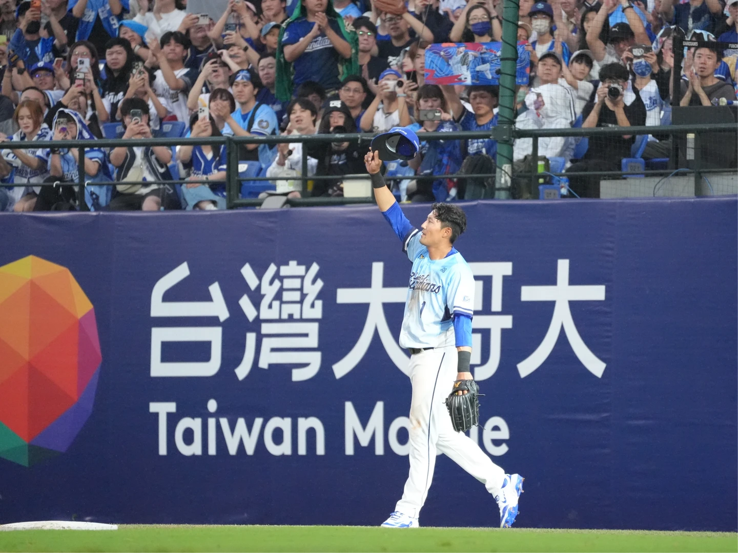 中職｜生涯完美落幕！林哲瑄最後打席敲安還跑回追平分　悍將球迷掌聲中退場