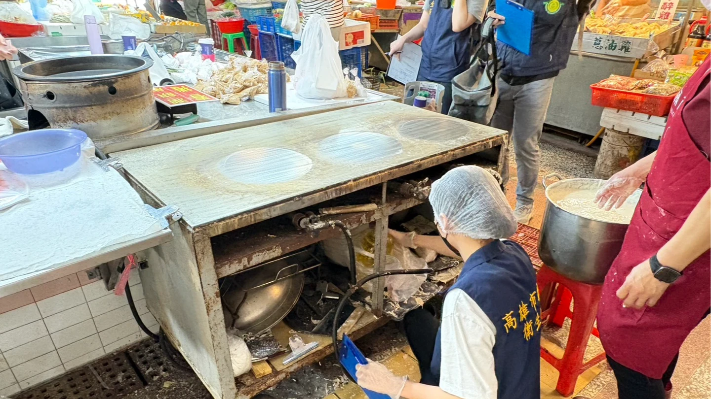 疑吃春捲吃出事！高雄累計41人就醫、攤商停業7日　衛生局採檢釐清