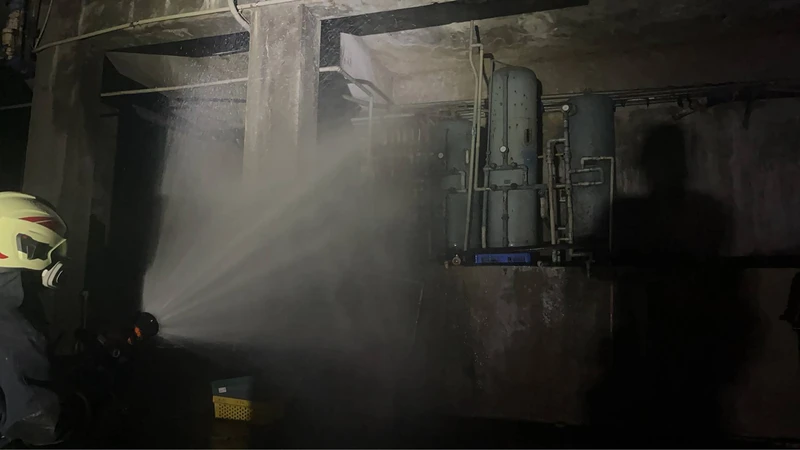 彰化製冰廠深夜氨氣外洩　刺鼻味驚擾鄰里！消防噴水霧警戒