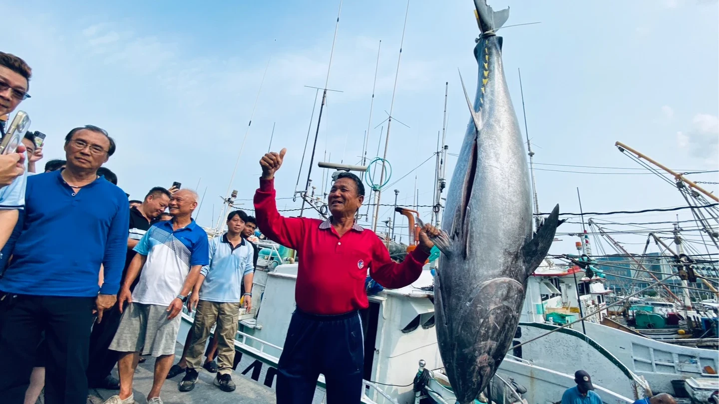 屏東第一鮪報到！「富漁慶2號」奪頭采　4月8日拍賣揭今年身價