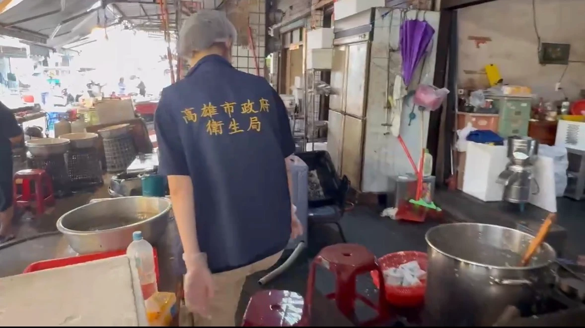 高雄春捲連環出包！鳳山也中招　消費者一咬「酸臭味」衛生局急稽查