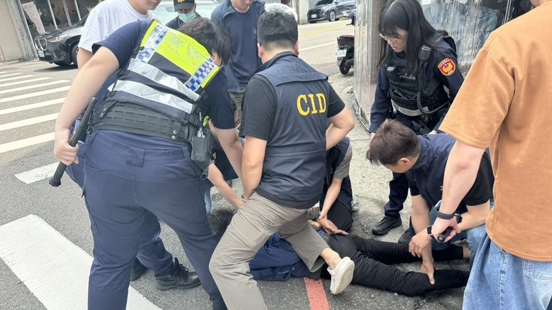 竹南地方惡夢！男子街頭「揮刀亂追人」　他關心險成刀下魂