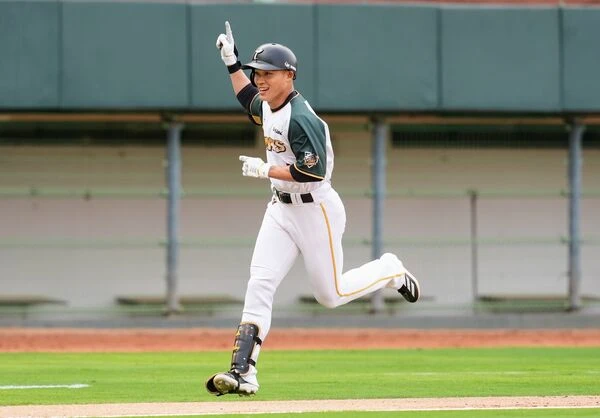 中職｜柏融大王大復活！暌違2885天單場雙響　球迷意外「挨轟」濺血