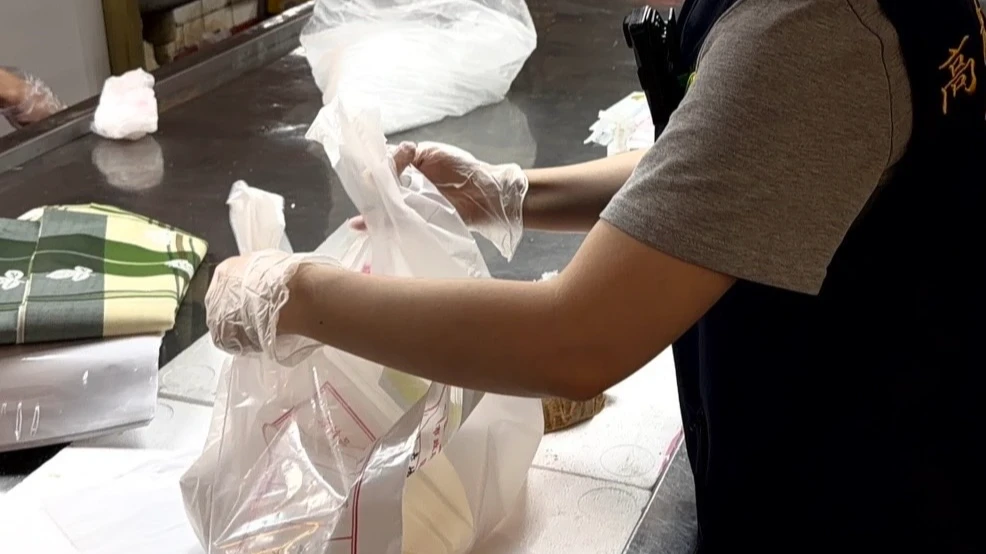 高雄春捲害134人狂吐送醫、29人住院！正義市場攤商藏食材遭重罰36萬