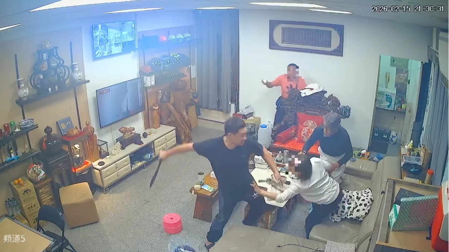 有片｜恐怖情人敲破前女友家！開山刀猛刺「帶幾個上路」釀2傷　家屬求：別放出來