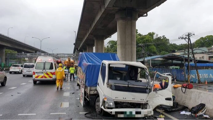 通勤注意！國道1號北上5車連環撞　水泥車追尾翻覆釀1死4傷悲劇
