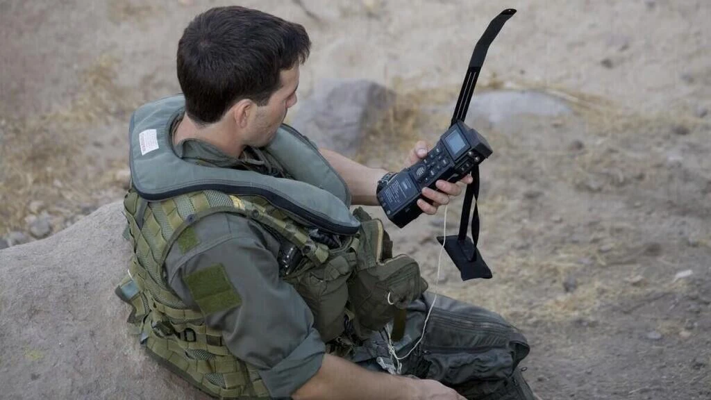 救命神器！美軍F-15E飛官陷伊朗　「如沙漠中找沙」靠這台小型定位器獲救