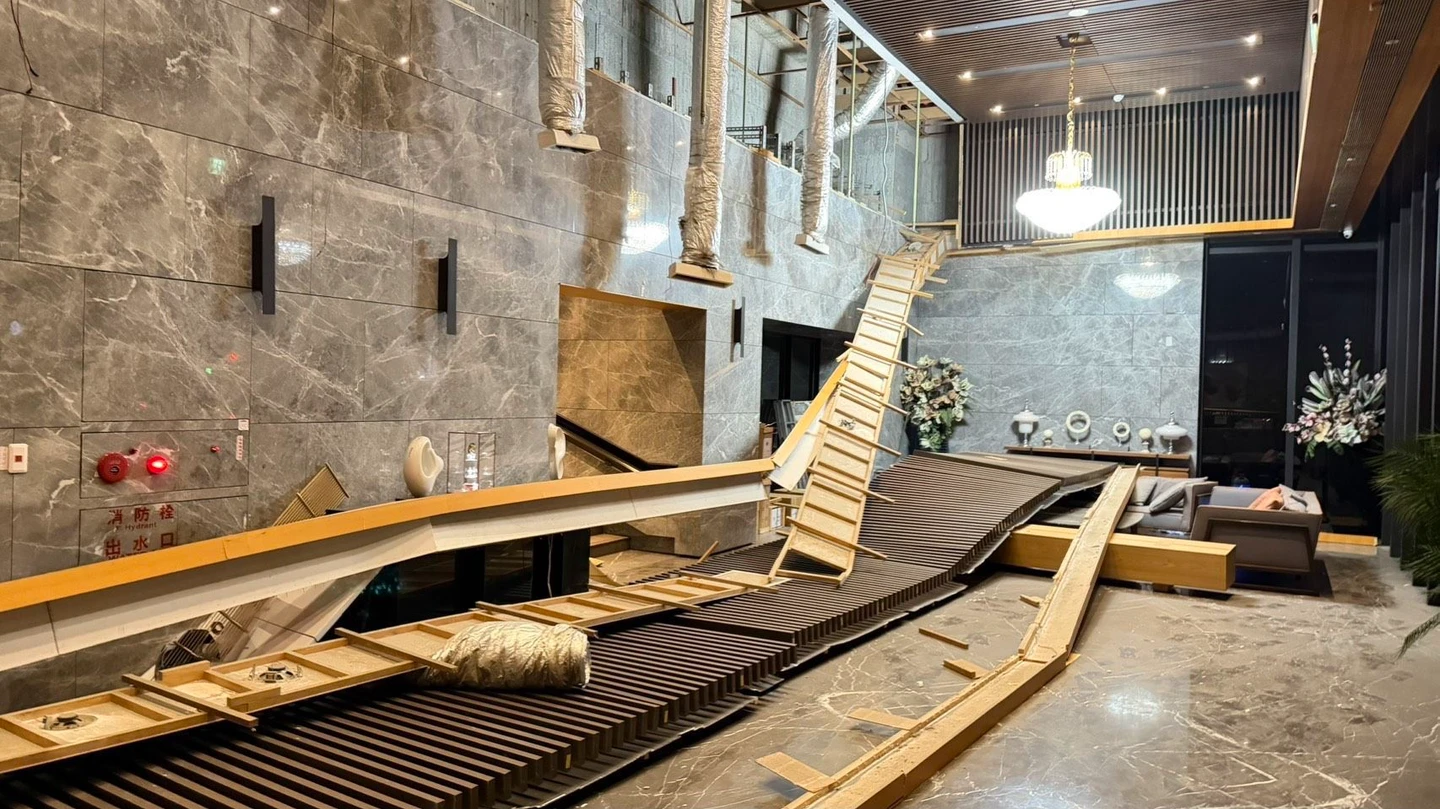 有片｜大樓天花板突冒詭異怪聲！下秒整排坍塌　保全驚險逃生：差點被活埋