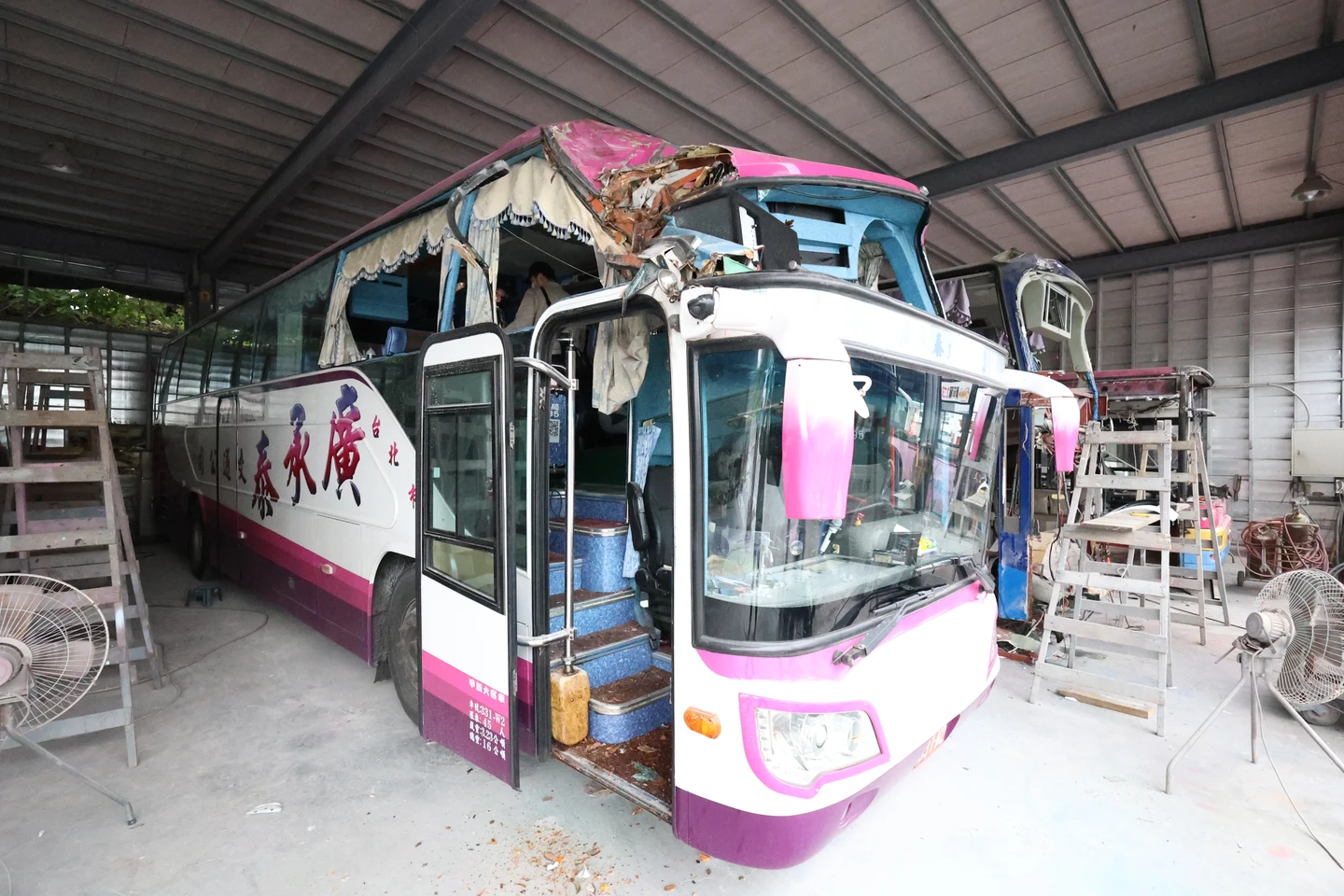 遊覽車台北市撞樹致21傷　運安會：行道樹過度傾斜、警示帶辨識度差釀禍