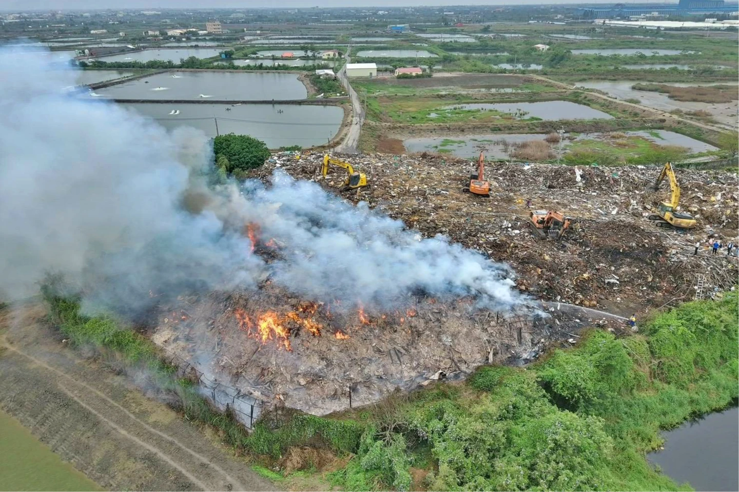 有片｜火燒垃圾山！台南掩埋場陷火海　濃煙強襲10區快關窗