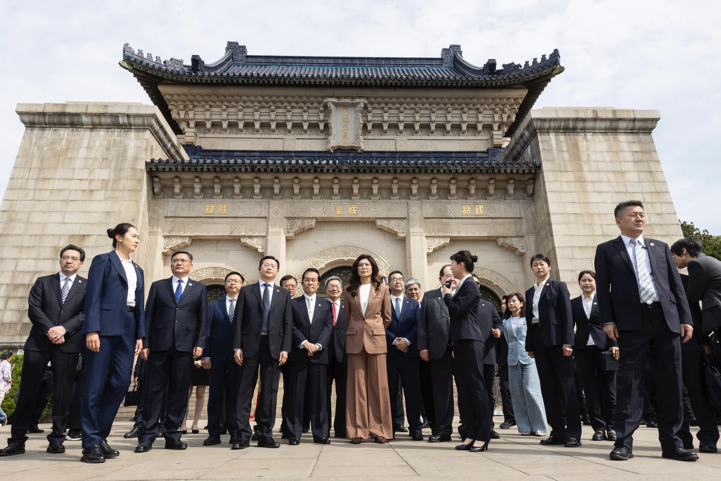 赴中山陵謁陵！鄭麗文數度哽咽提「中華民國」：希望為兩岸種下和平種子