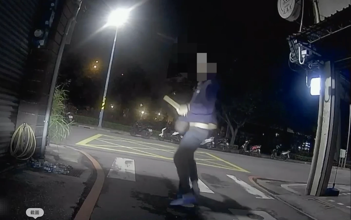 男持西瓜刀搶計程車！機警運將一動作將搶匪鎖車內　他踹門急逃仍栽了