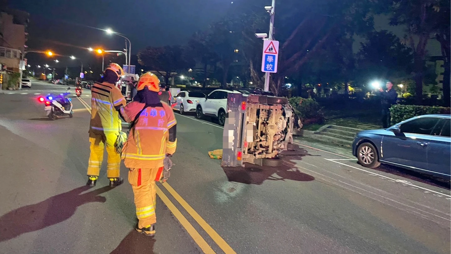 有片｜小貨車連撞5車大側翻！21歲男稱「方向盤失控」　警一動作讓他囧了 