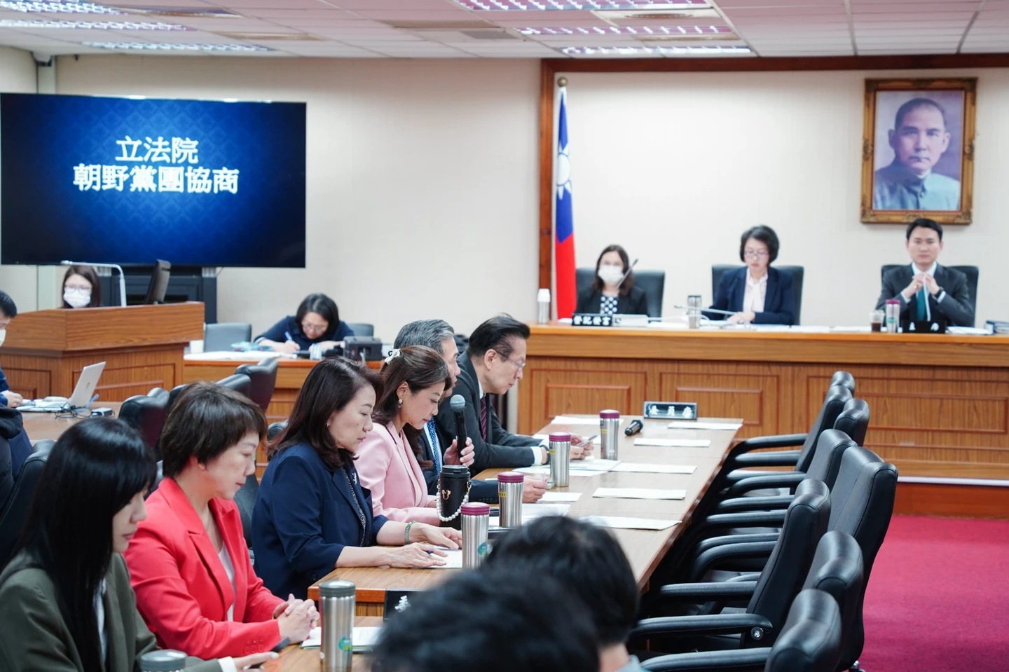 協商國防特別條例藍缺席　綠委轟：鄭麗文「躺平之旅」難道在等聖旨？