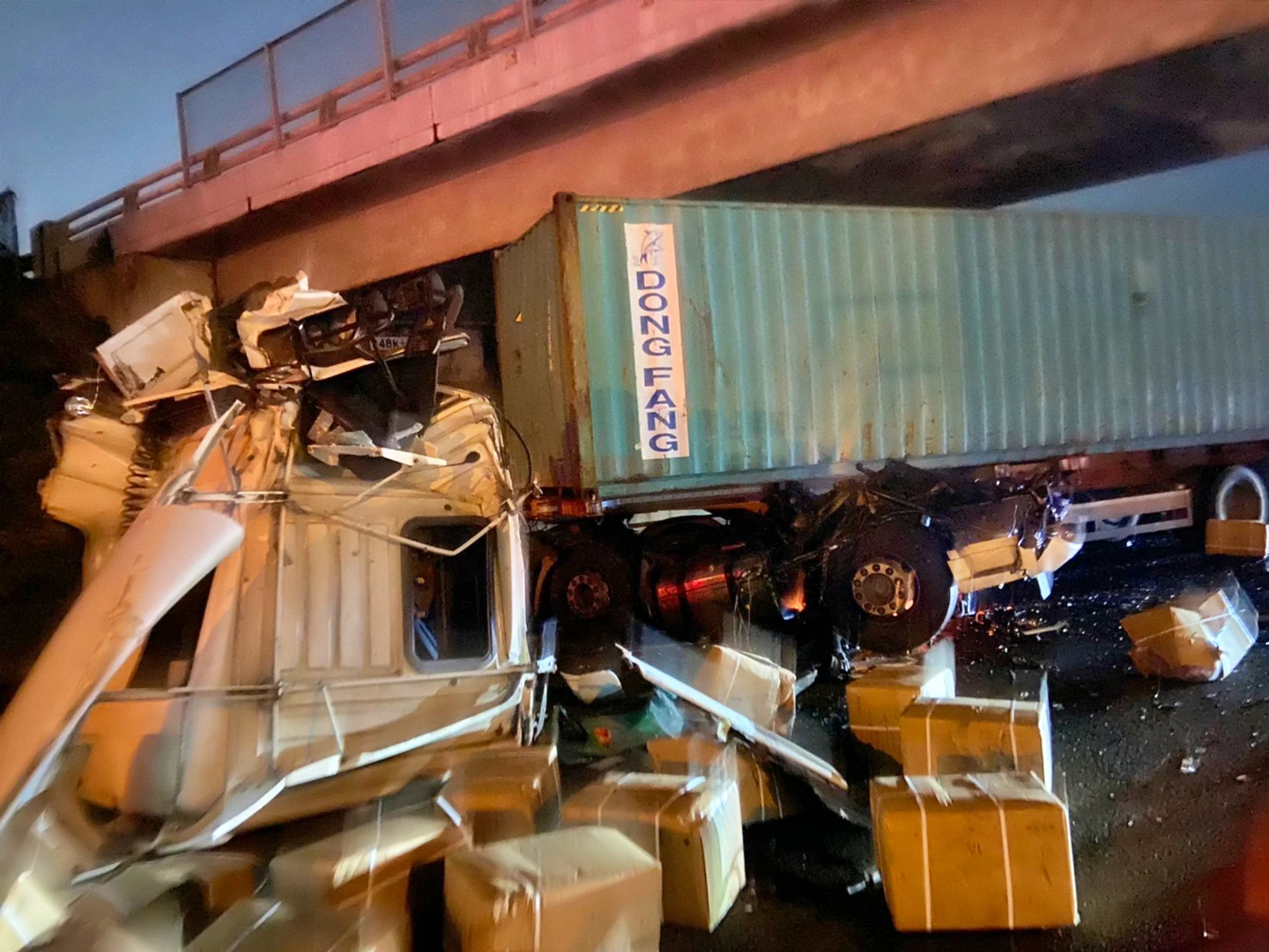 高雄國1連環撞！聯結車猛追推撞2大貨車　車頭爛毀、駕駛傷重不治