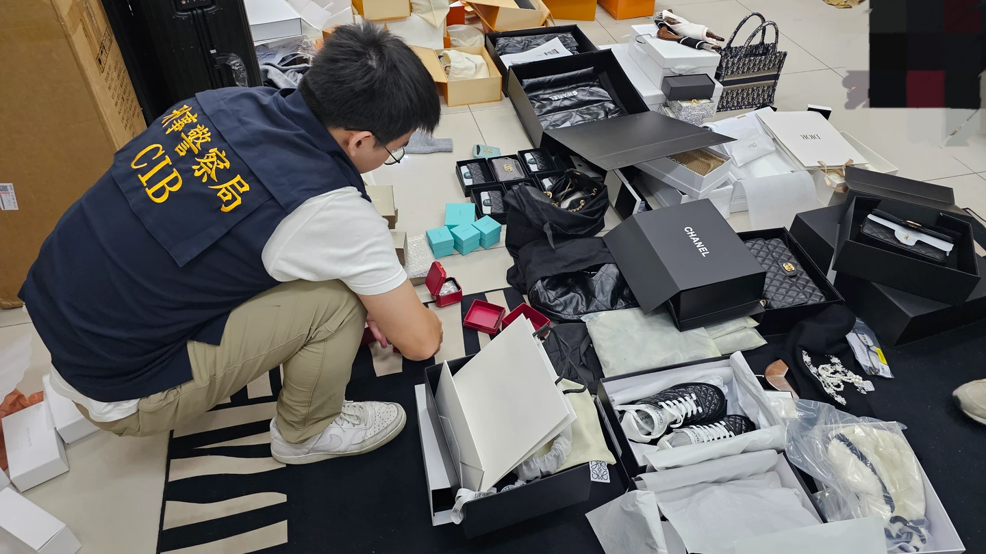 「名牌鑑定師」情侶檔賣陸製假精品！月入百萬侵權千萬　家中自用全是真品