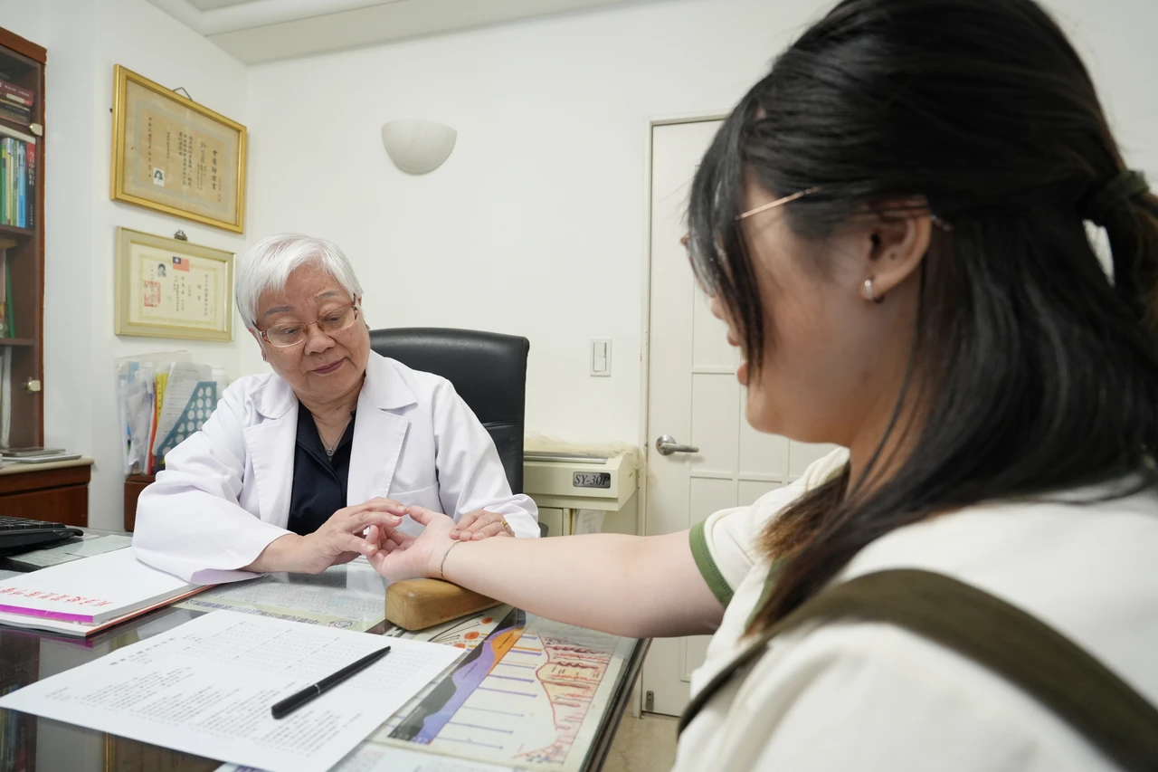 人物｜初代女中醫徐慧茵鑽研婦科半世紀　78歲堅守第一線「要看到腦子不清楚為止」