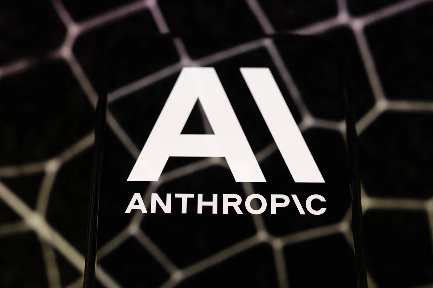 Anthropic新AI模型資安風險引恐㤺　美財長急召銀行高層開會