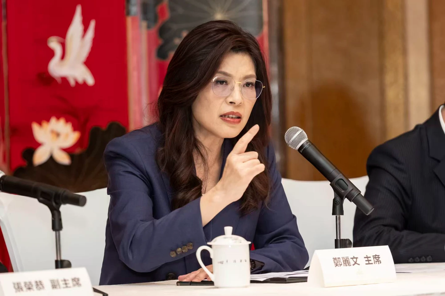 鄭習會｜雙方都提這2字　鄭麗文「看稿念」有原因！各界解讀一次看