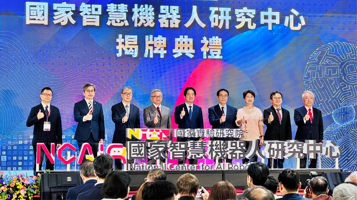 智慧機器人中心揭牌！賴清德：不是只有好看頭　他保證「有別於跳來跳去的」