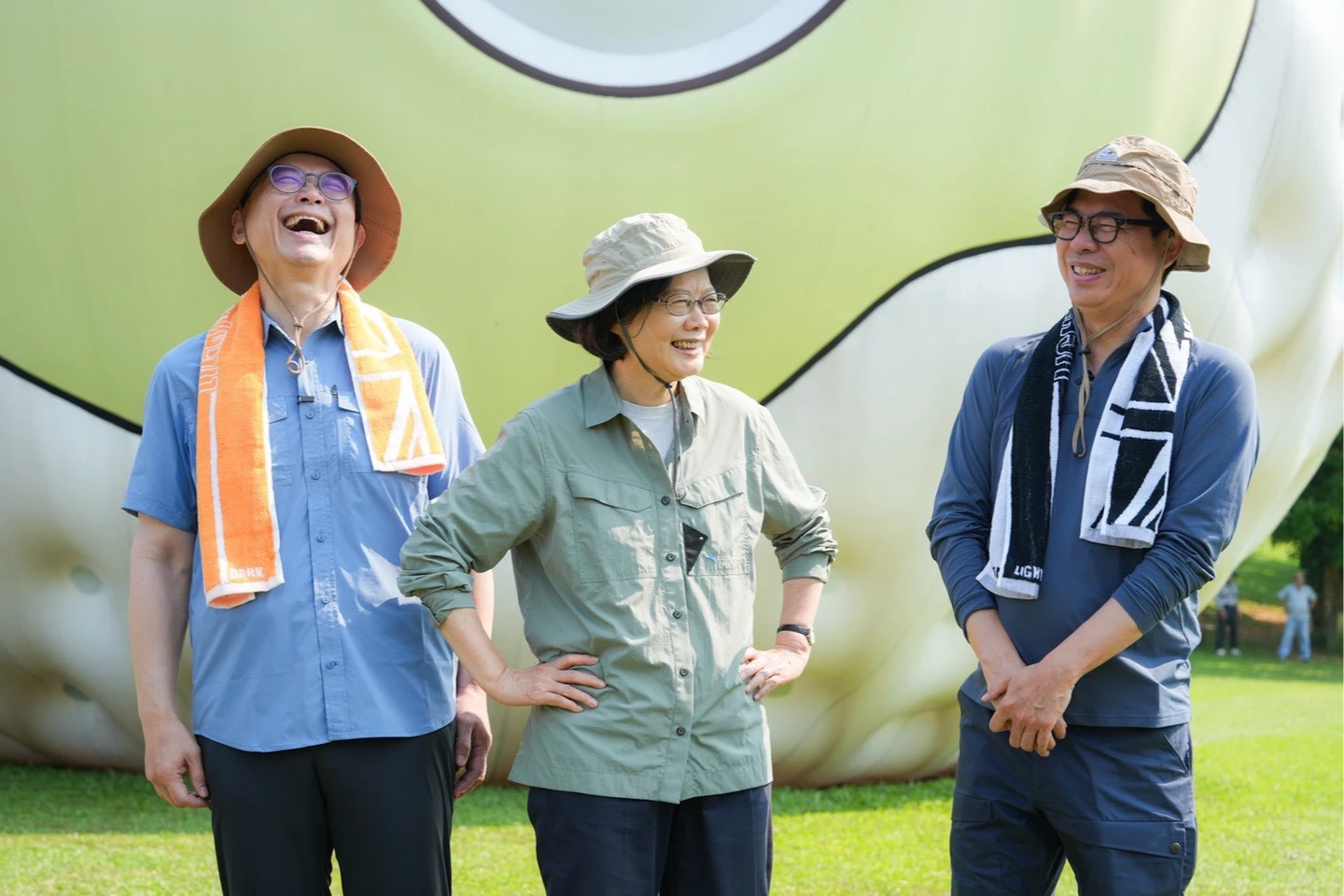 山友小英果嶺健行！笑虧賴瑞隆「路太短」　驚這人瘦身有成：快搬來高雄