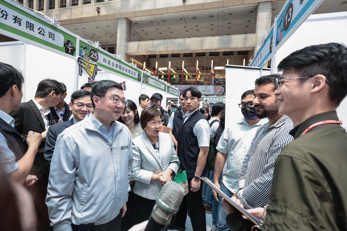 新政策吸人才！畢業僑外生延期居留可自由工作　「不限於專門、技術工」