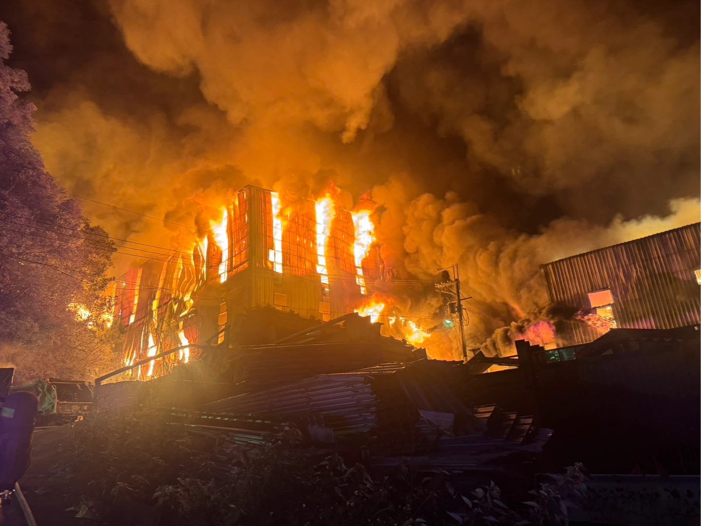 五股舊衣工廠大火！4廠房5676平方公尺全燒光　警消馳援濃