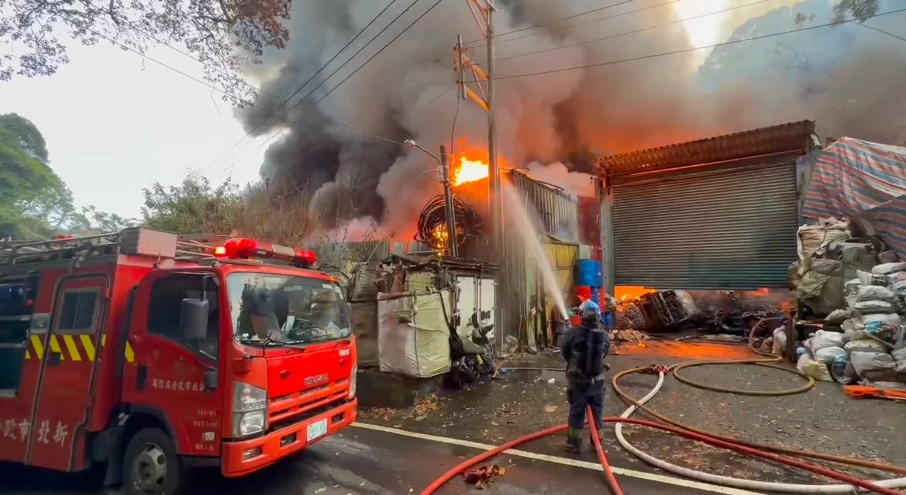新莊報廢車廠成火海！燒毀200平方公尺廠房　警消封路急灌救
