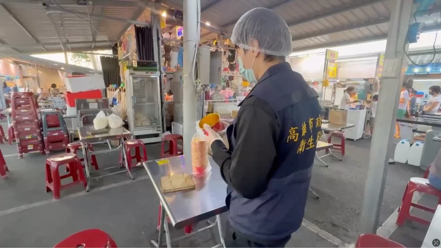 高雄夜市免洗碗內層「金光閃閃」敢用？攤商稱有進口許可　衛生局回應了