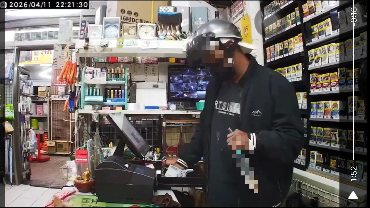 高雄男深夜闖五金賣場！持長刀行搶1萬元　女店員心有餘悸「就是搶劫！」