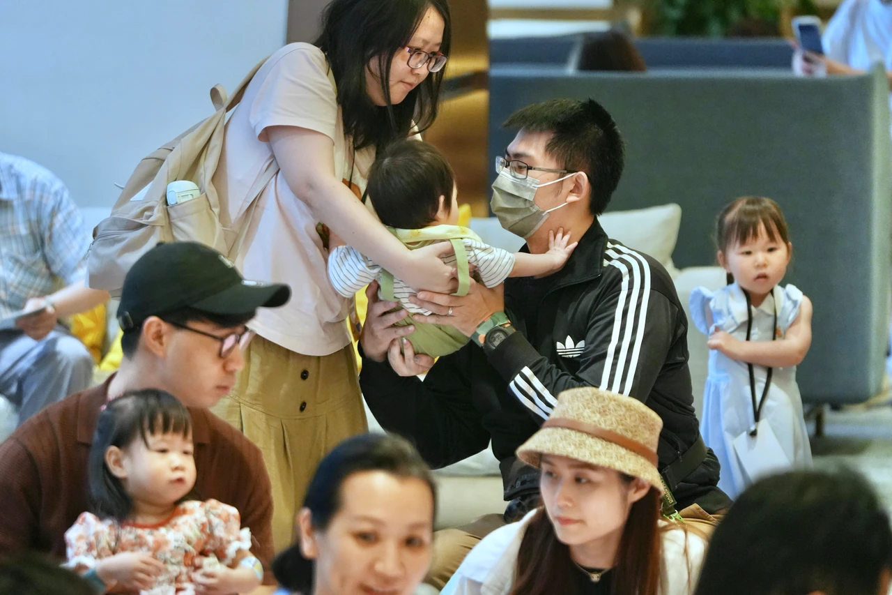 育嬰留停「以日申請」促進爸爸參與育兒　男性申請比例超越女性