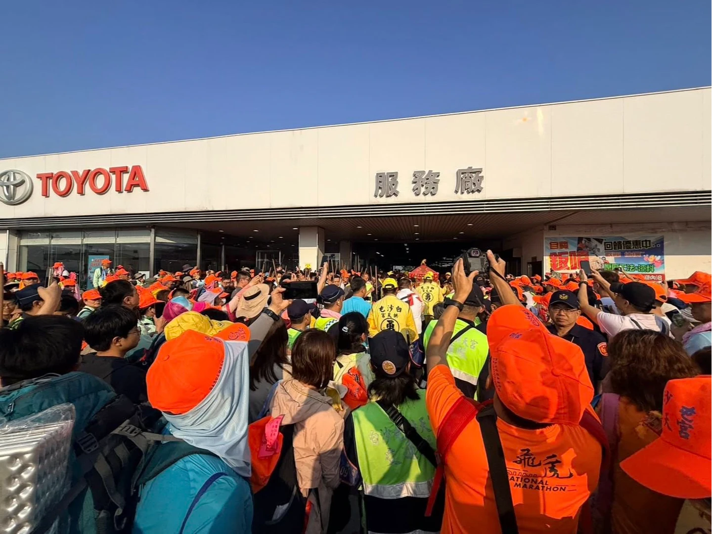 白沙屯媽祖凌晨起駕！11度衝TOYOTA苑裡營業所　人潮擠爆追「粉紅超跑」