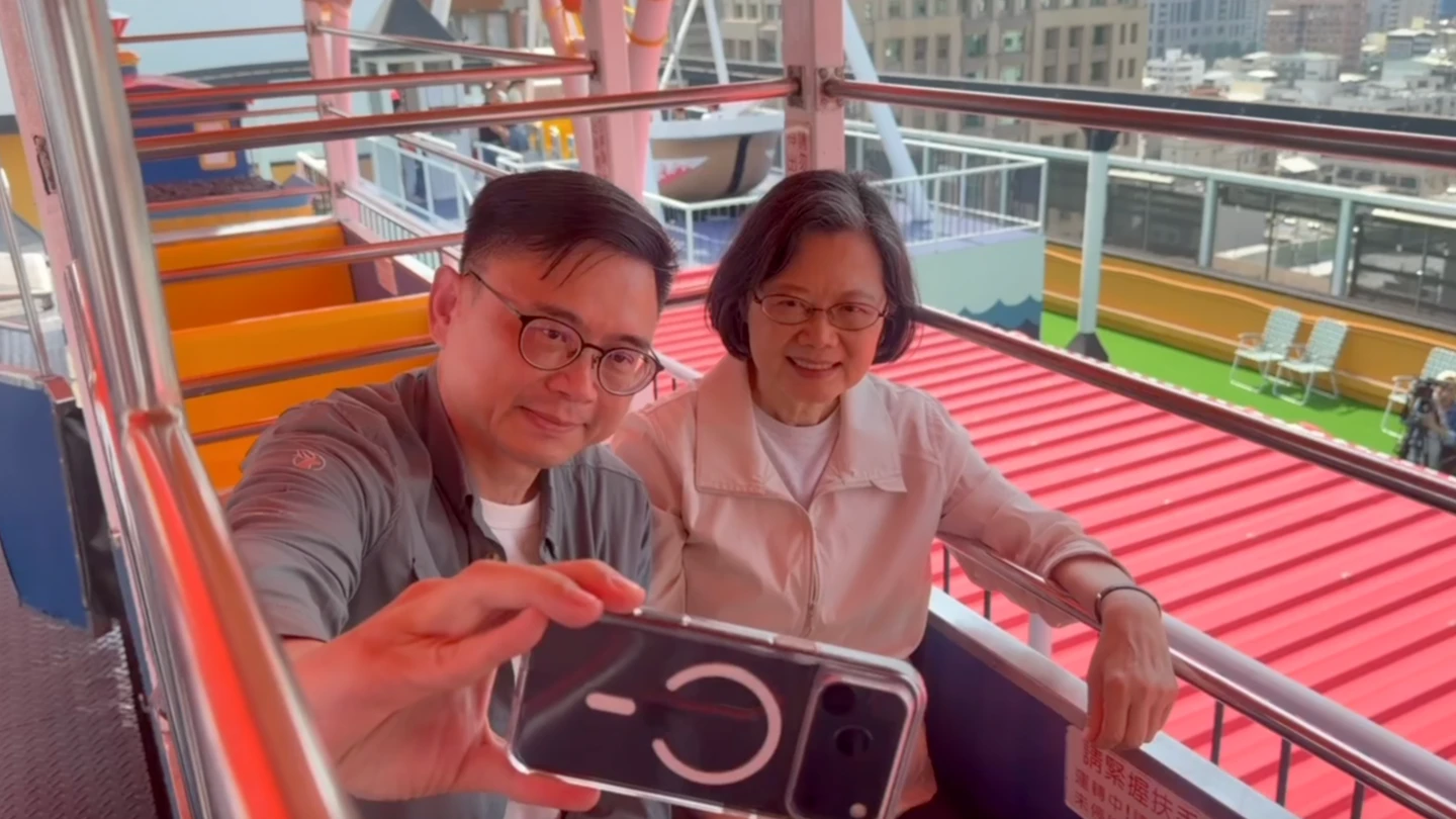 蔡英文才剛去！高雄大立空中樂園小飛機故障　男童卡半空驚魂