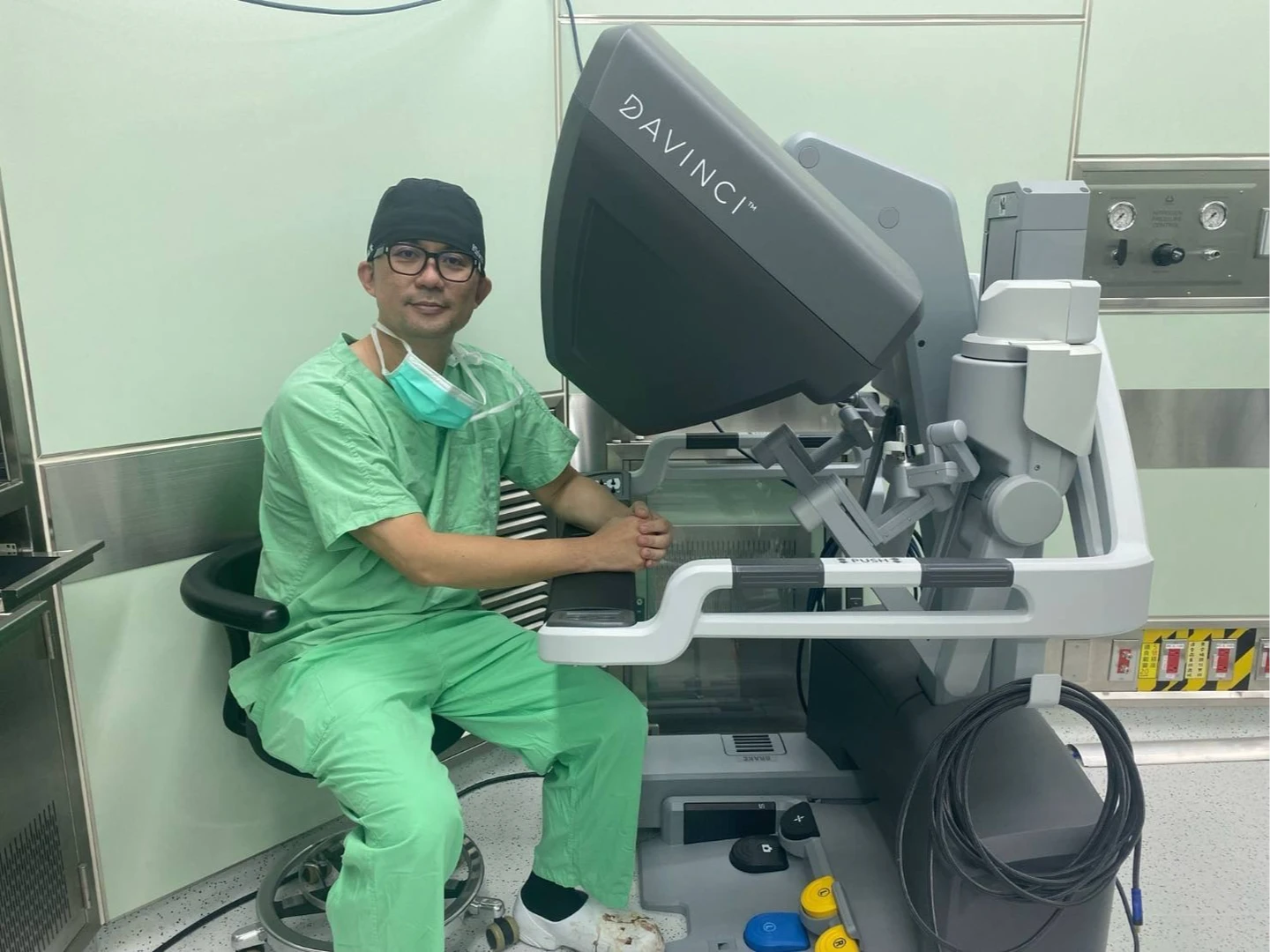 長期腹痛血便不就醫！直腸癌蔓延輸尿管「腎臟快報廢」　達文西手術驚險救回