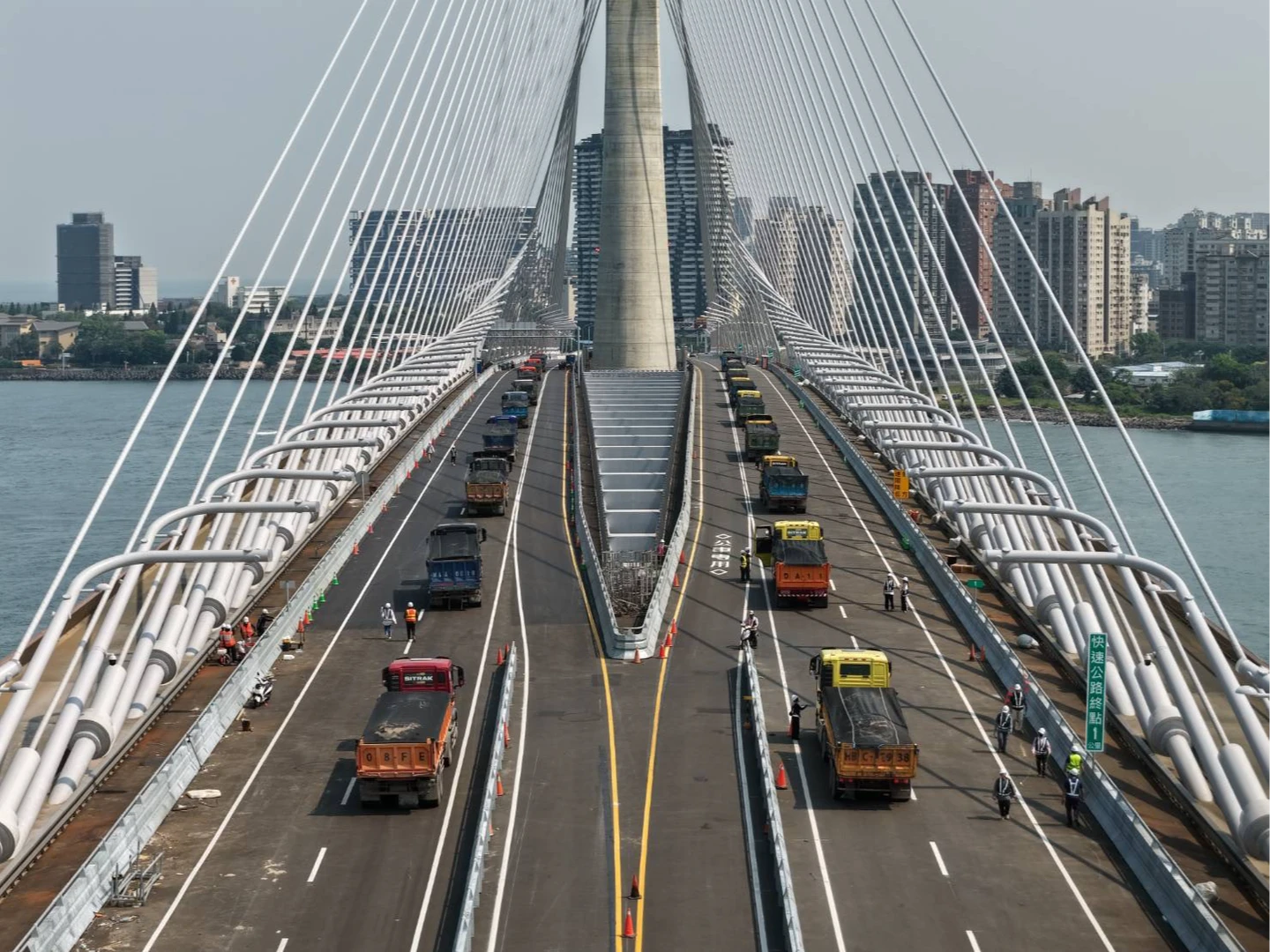 淡江大橋通車前壓力測試　連3天載重試驗