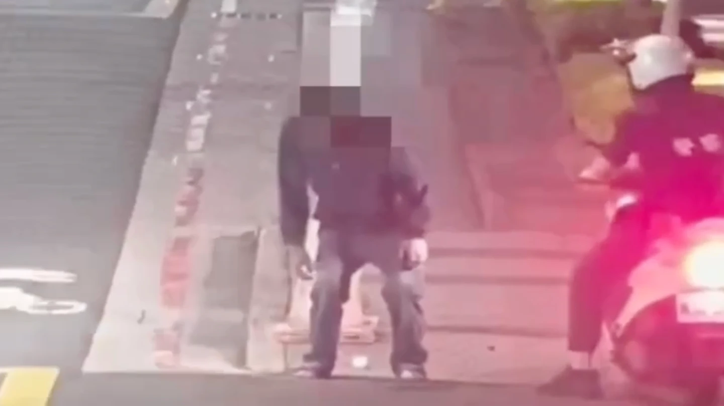 有片｜萬華街頭驚見「彎腰喪屍」詭異移動！網瘋傳芬太尼入侵　警搜索驚呆了