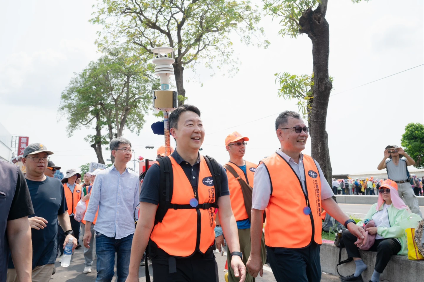 白沙屯媽進香！氣象署啟用行動氣象儀　陳世凱背儀器當香燈腳吸睛