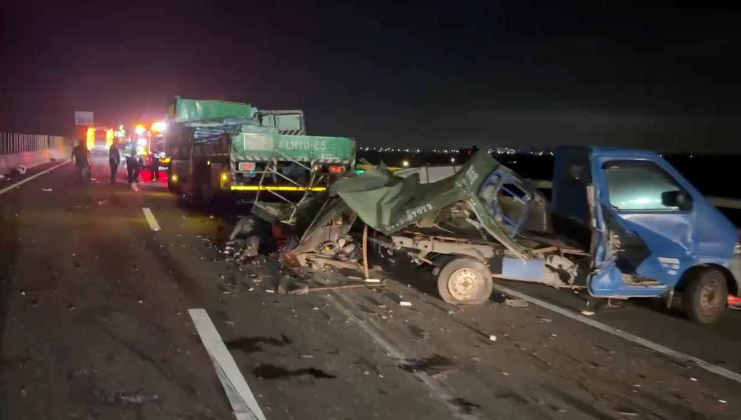 驚悚片｜台南2貨車事故停路肩！突遭大貨車追撞　1男墜橋亡
