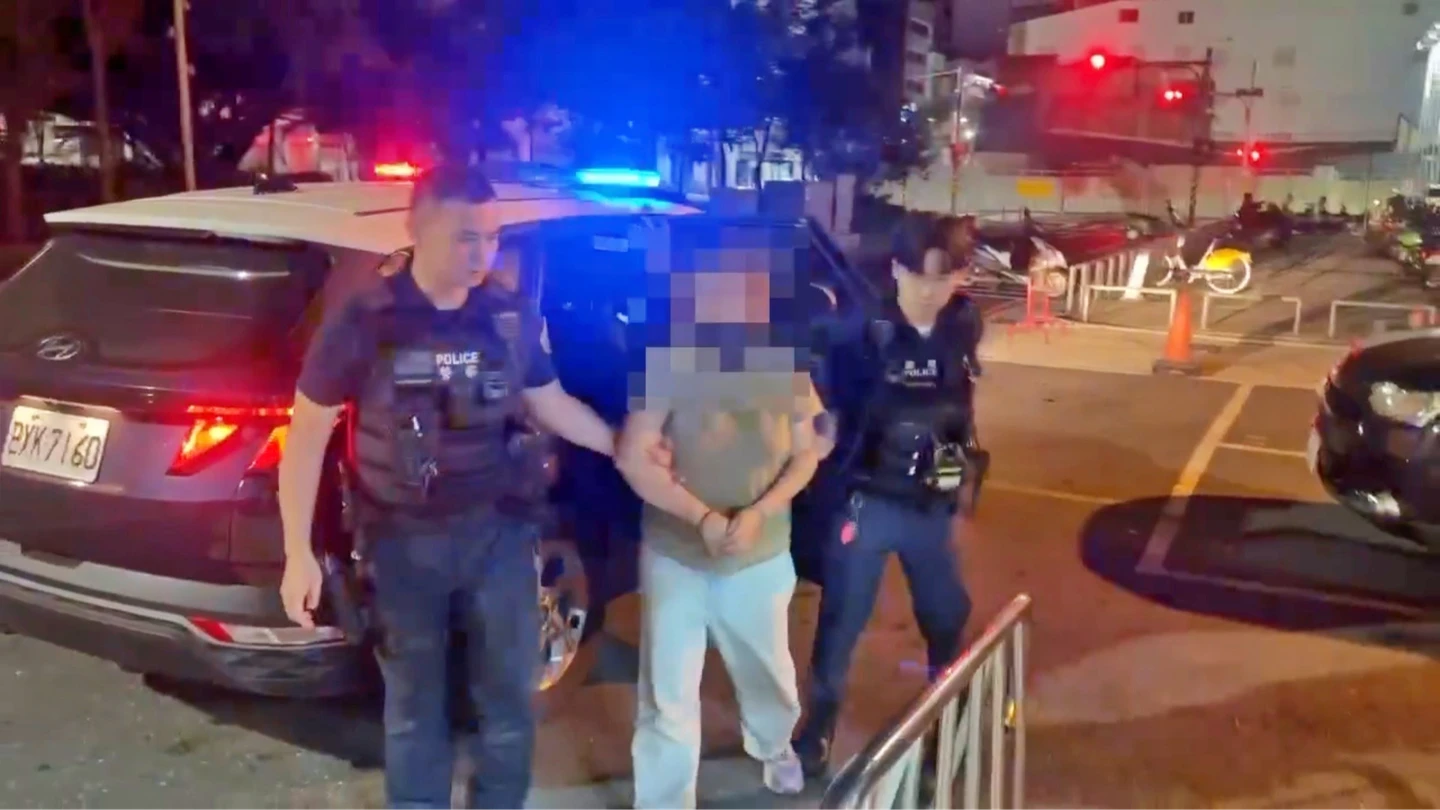 失業婦闖摩斯搶收銀機！還持菜刀揮舞　K書顧客目擊嚇哭