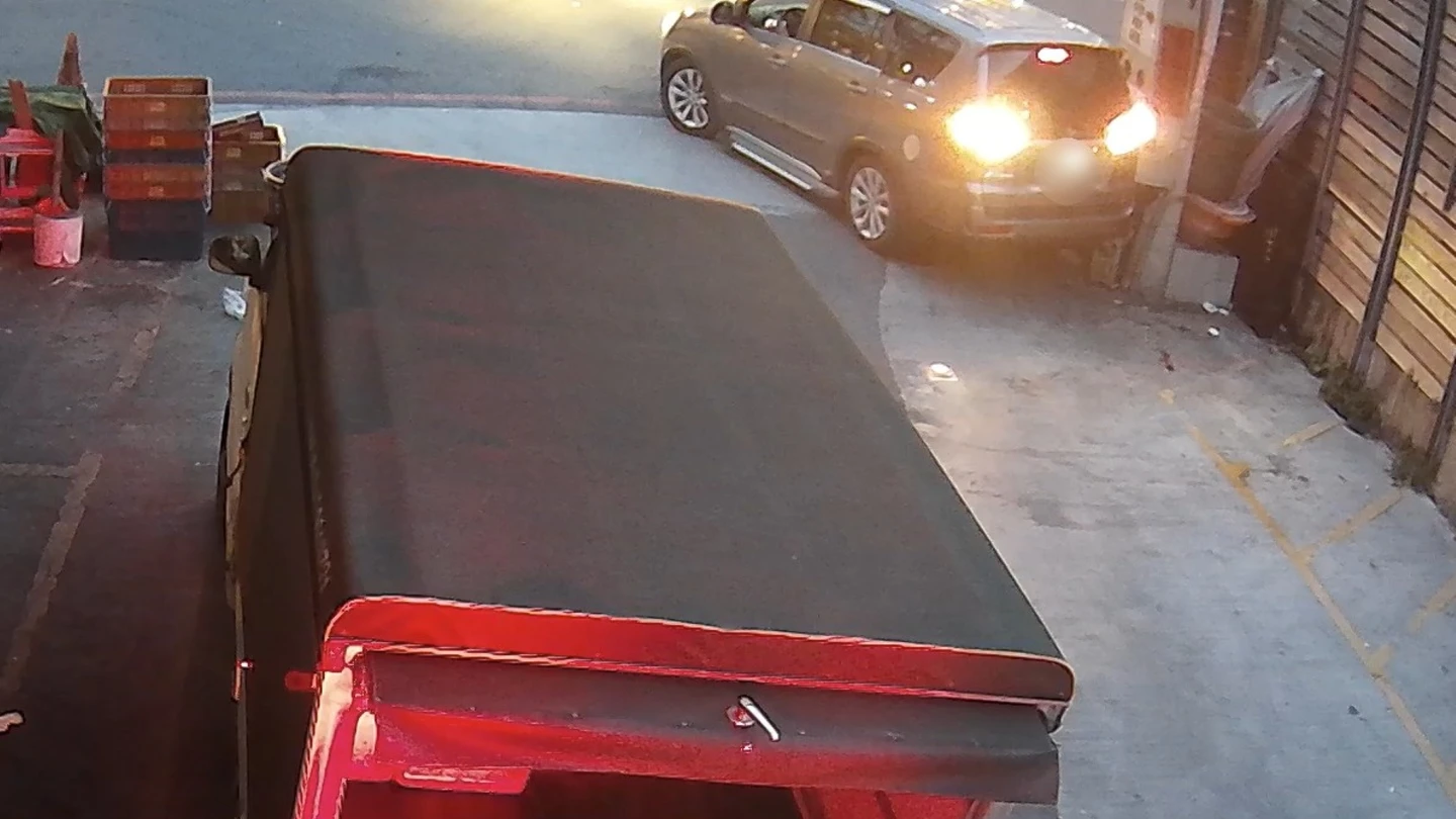 有片｜倒車撞電箱竟直接走人！監視器全都錄　30歲女駕駛驚知下場超後悔