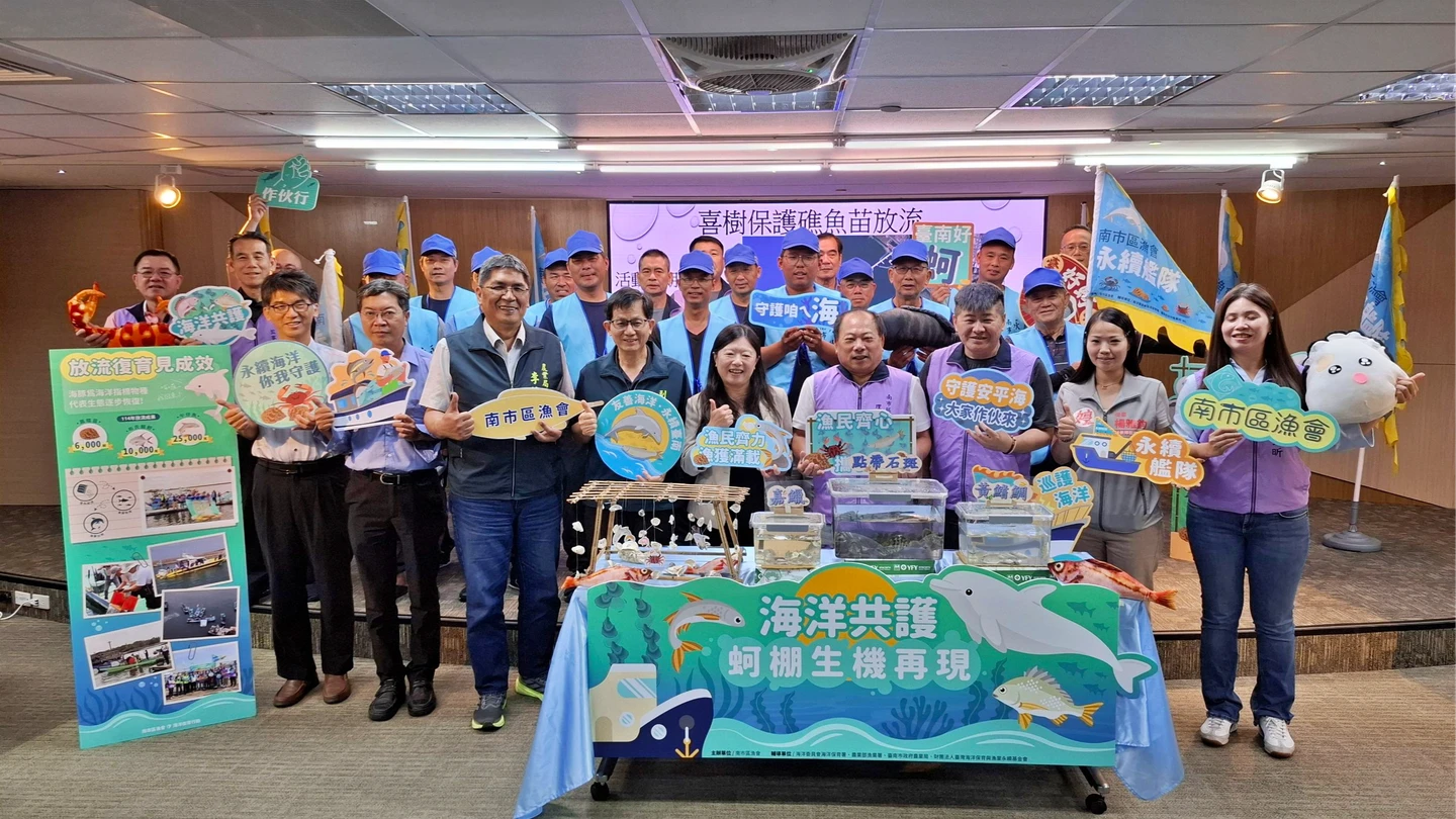 白海豚片｜「粉紅精靈」現身蚵棚！畫面曝光　漁民驚喜：傳說是真的