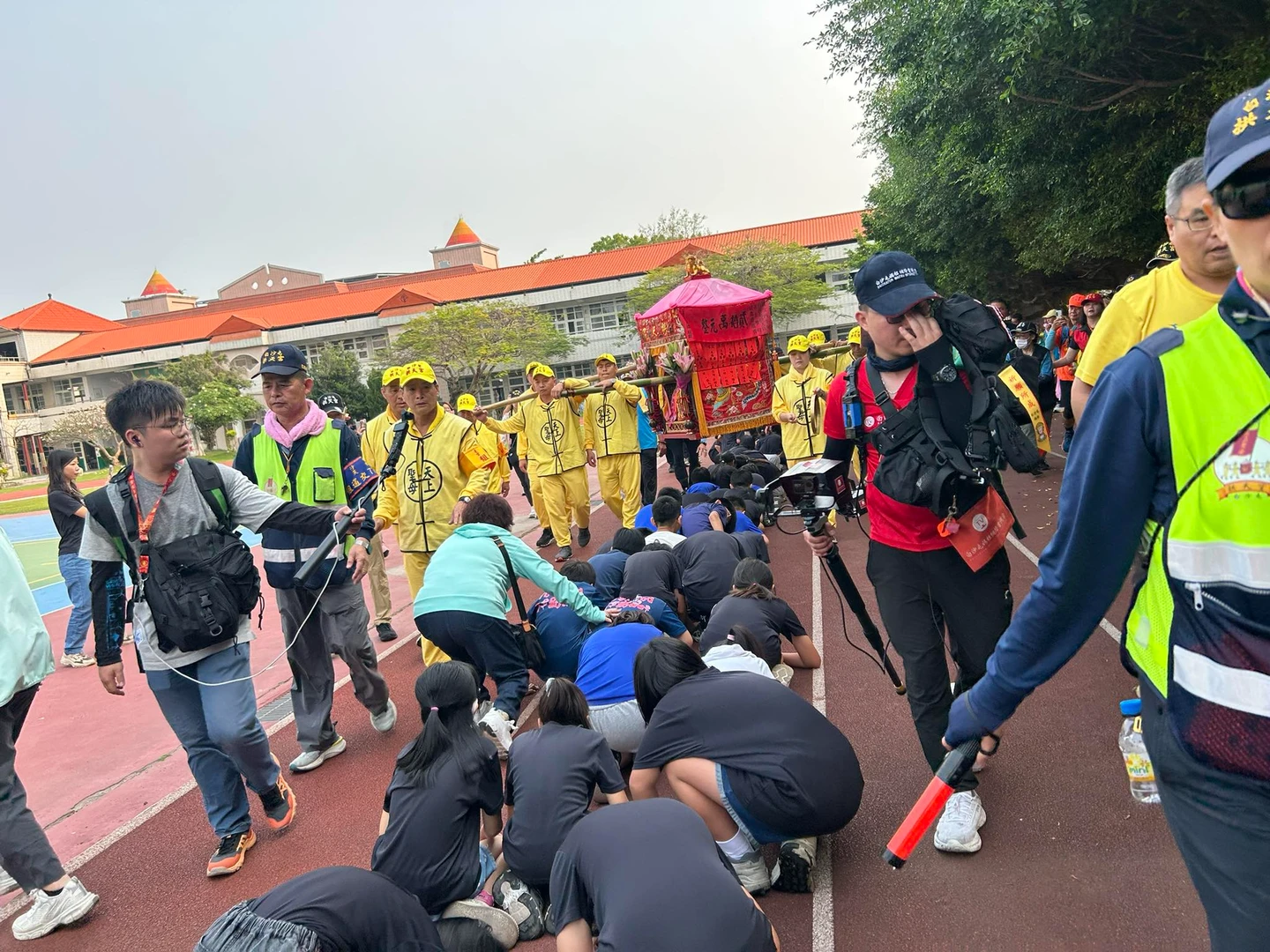 直播Day3｜白沙屯媽祖飆速！粉紅超跑已奔100公里　明將抵北港朝天宮