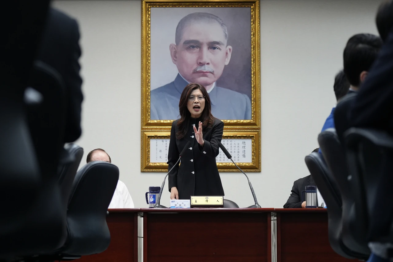 穿「中山裝」主持中常會！鄭麗文再邀賴清德對談：等你出訪回來