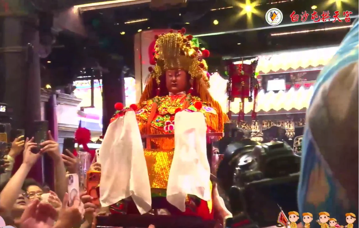 直播Day4｜萬人高喊「進喔」！粉紅超跑三進三退衝進朝天宮　