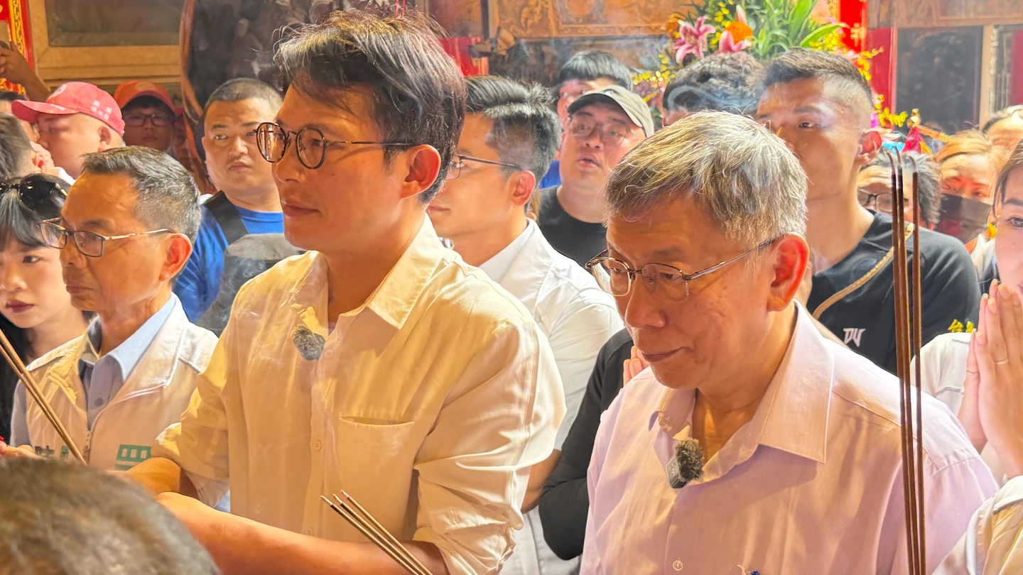 有片｜大甲媽祖遶境今晚起駕！柯文哲現身鎮瀾宮參拜　祈求心願全說了